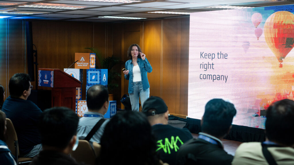 Выступление Ольги Глеклер на WordCamp Asia 2025, надпись на слайде: Держитесь правильной компании